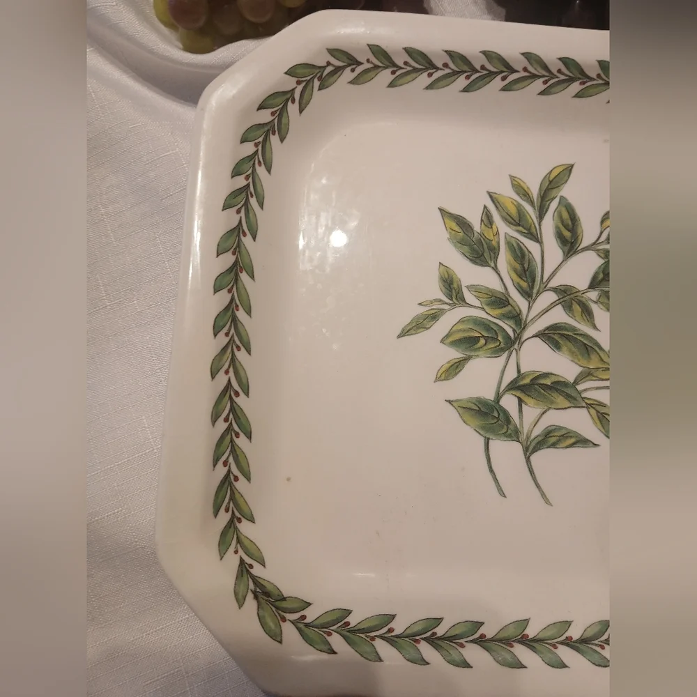 Lot 4 Realistic Decorative Grapes Rubber Fruit with Italian Ceramic Platter